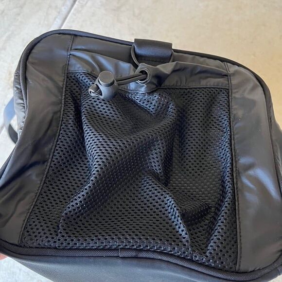 Official Peloton Gym Bag with Boxing Finger Gloves -- NEW - Picture 7 of 7